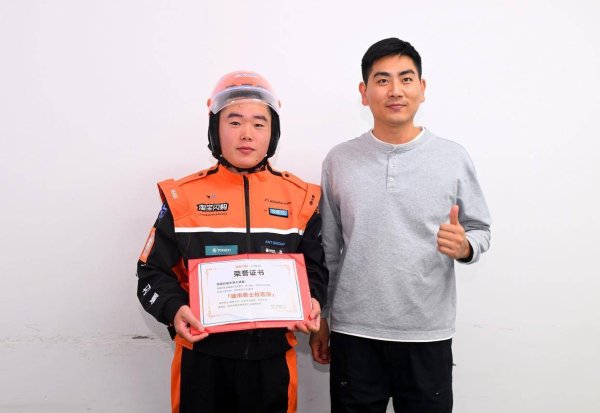 钱盈配 郑州外卖骑手配送途中逆行“灭火” 获平台“城市骑士·橙意计划”奖励